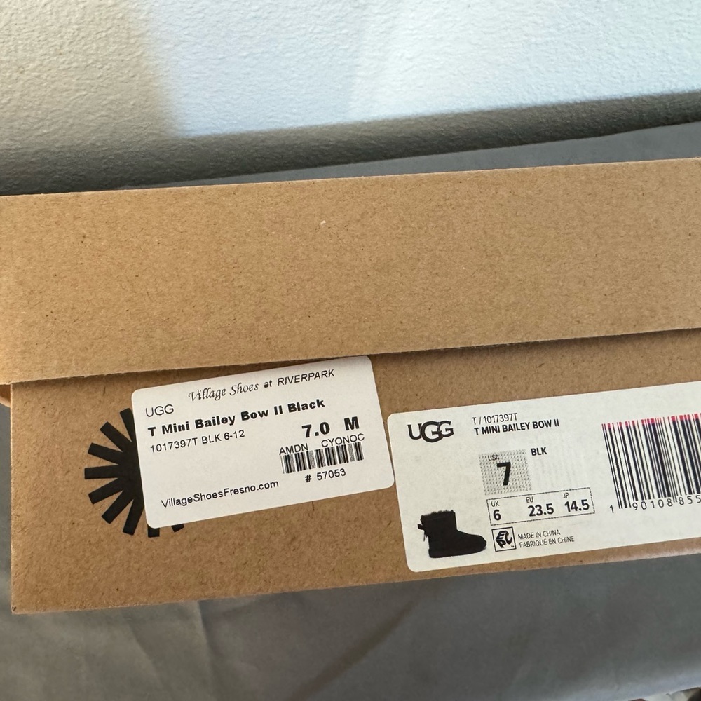 UGG boots toddler  size 7 - Picture 2 of 8